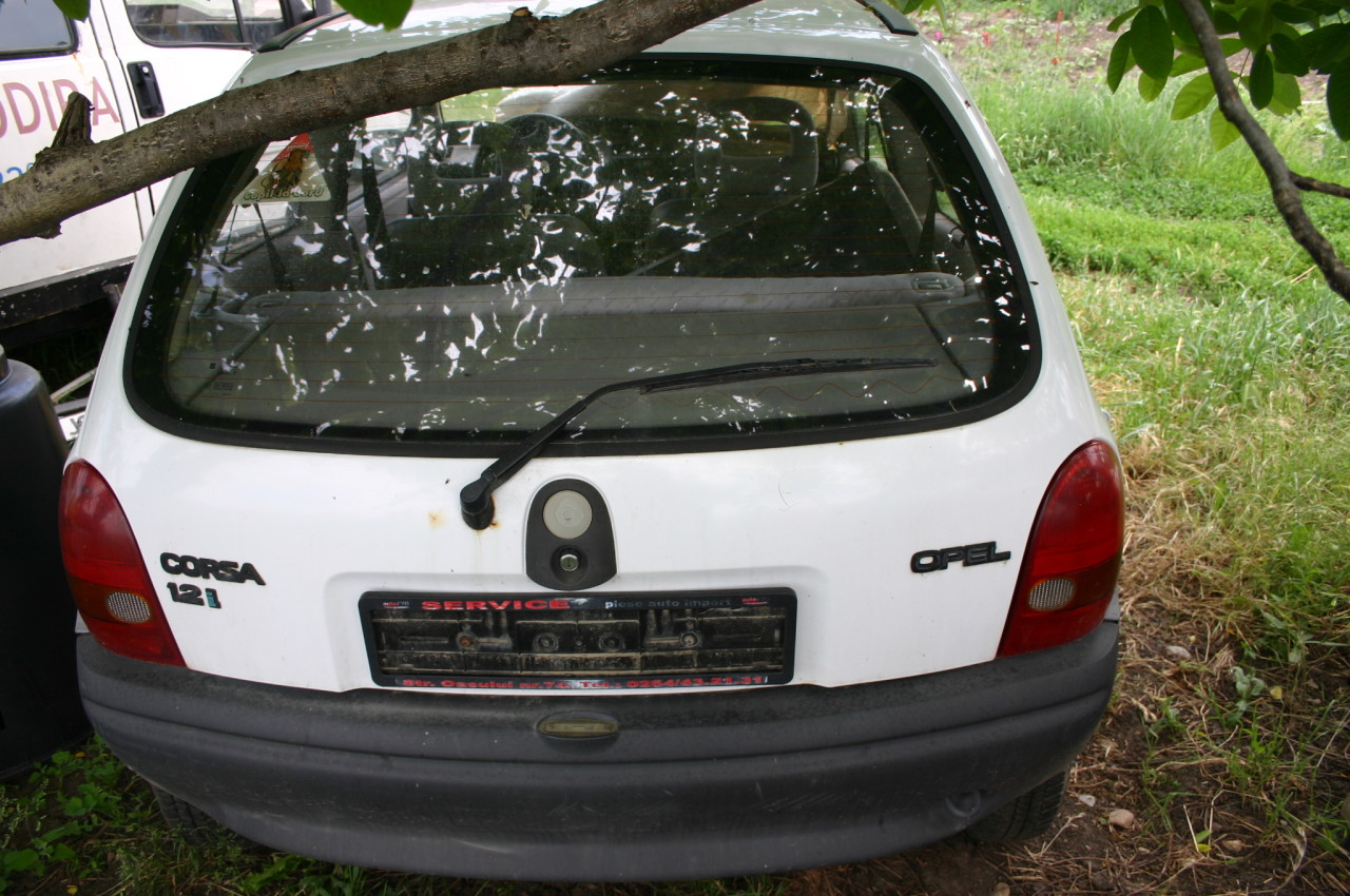 Dezmembrez opel corsa 1.2 benzina, an 1997