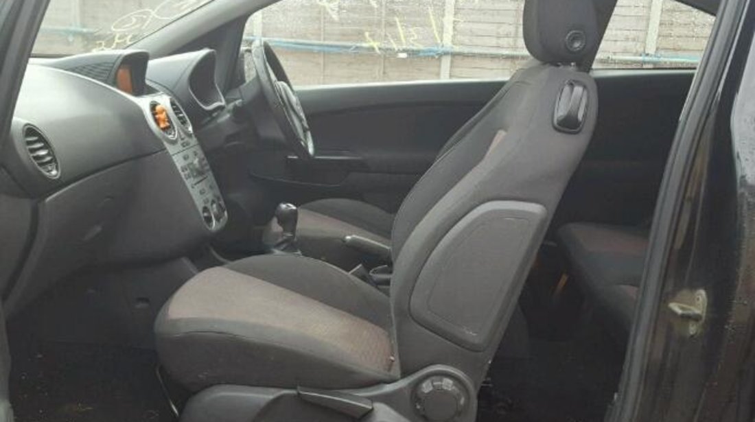 Dezmembrez Opel Corsa D