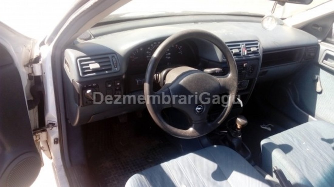 Dezmembrez Opel Vectra A , an 1992