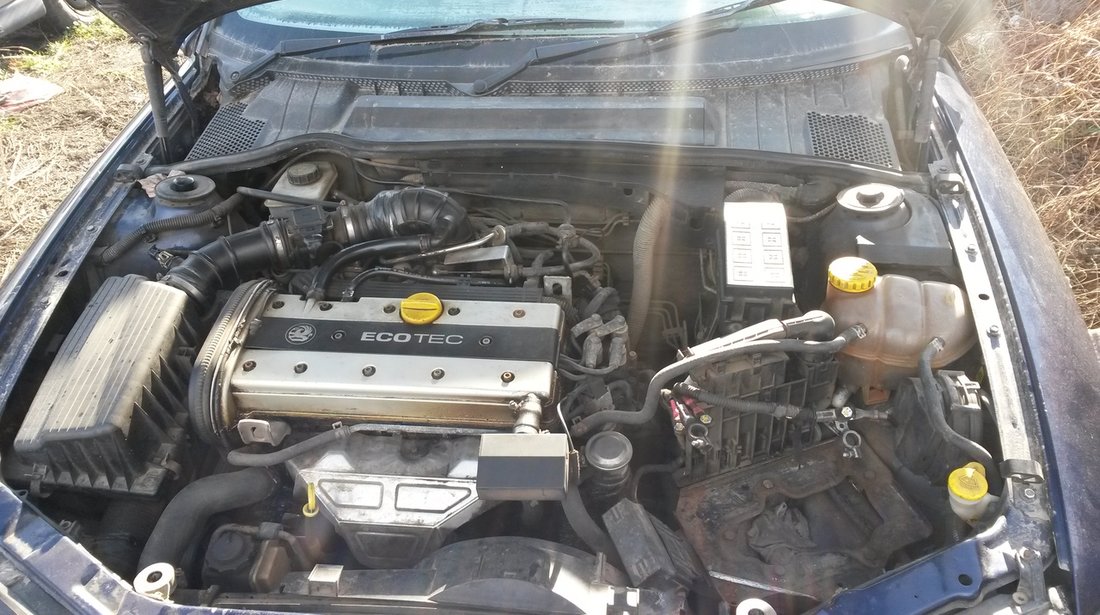 Dezmembrez Opel Vectra B  1,8 benzina hatchback din 1998