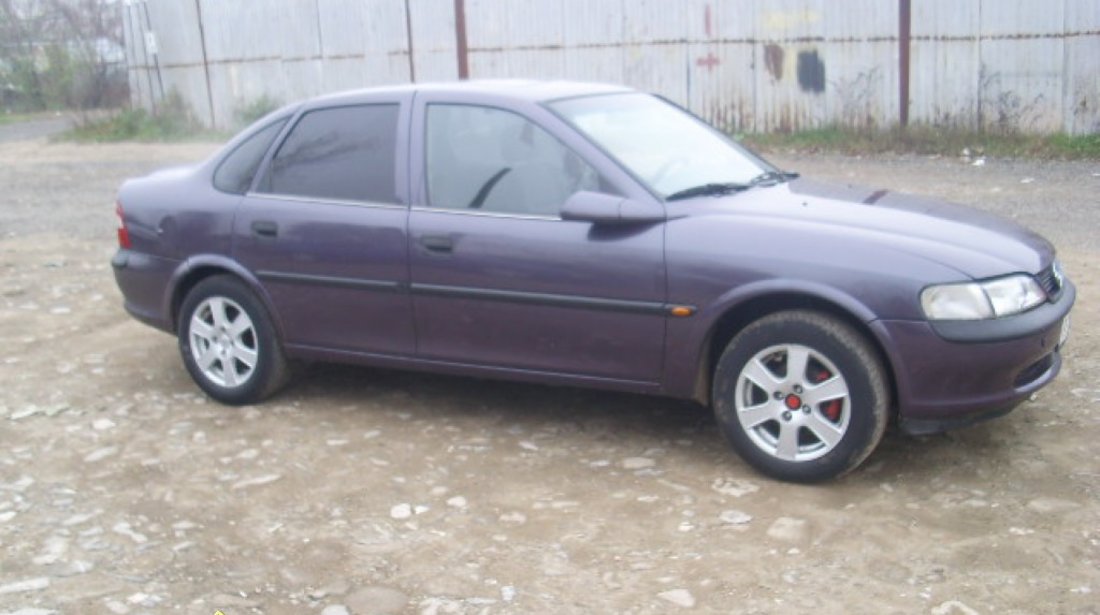 Dezmembrez Opel Vectra B