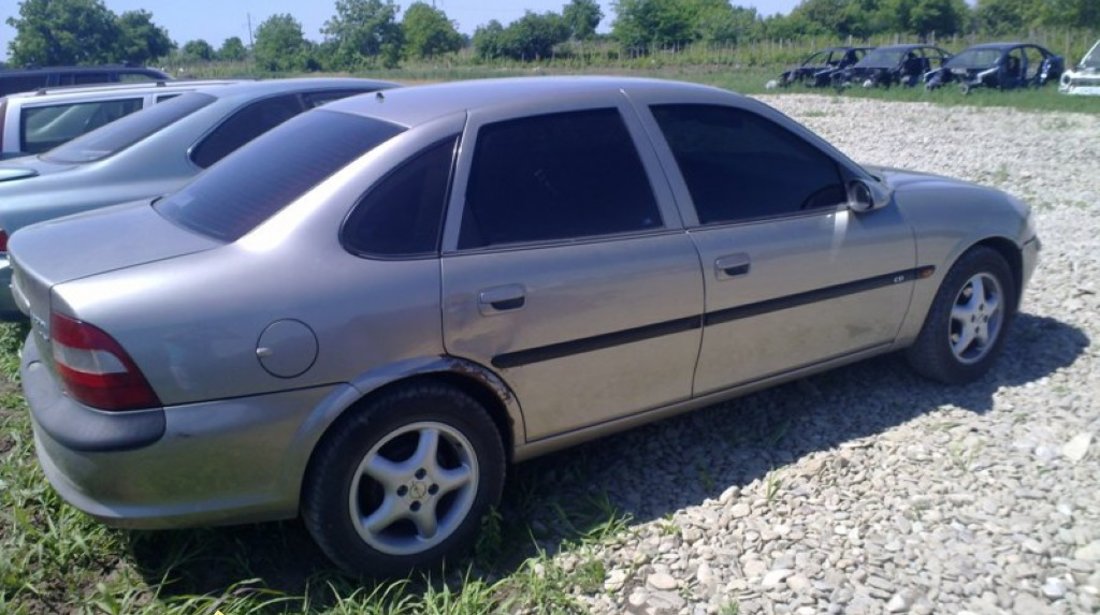 Dezmembrez Opel Vectra B