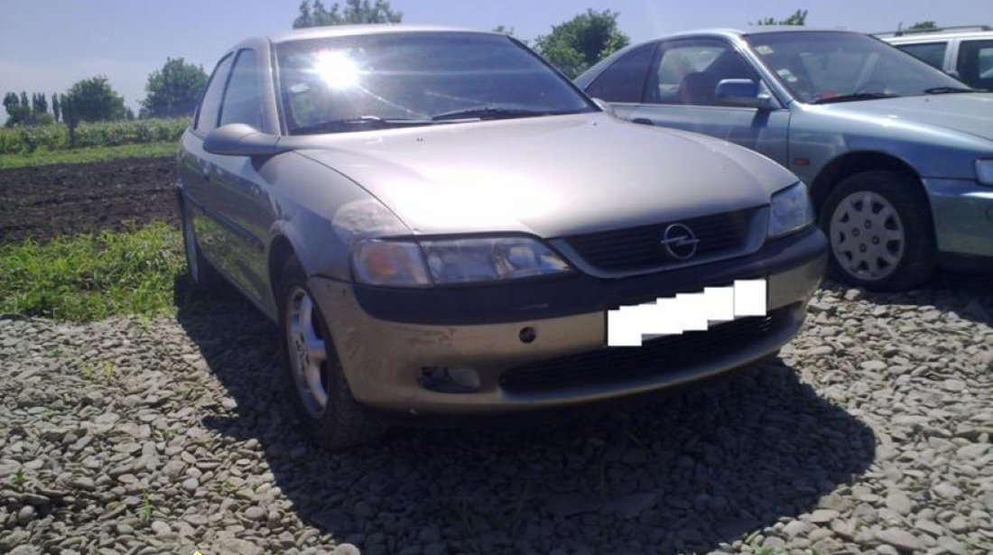 Dezmembrez Opel Vectra B