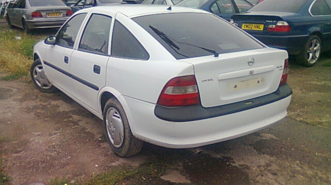 Dezmembrez Opel Vectra B