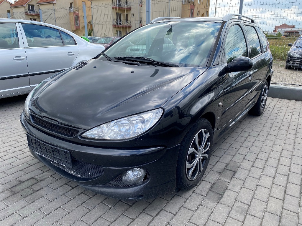 Dezmembrez Peugeot 206 SW toate motorizarile (1.6 HDI, 1.4 benz)