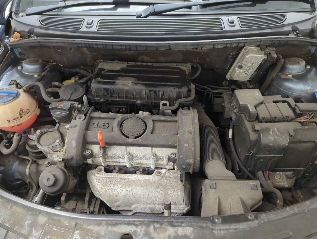 Dezmembrez piese caroserie, motor, cutie viteze, suspensie Skoda Fabia 2 Combi (5J, 545) 1.6 benz
