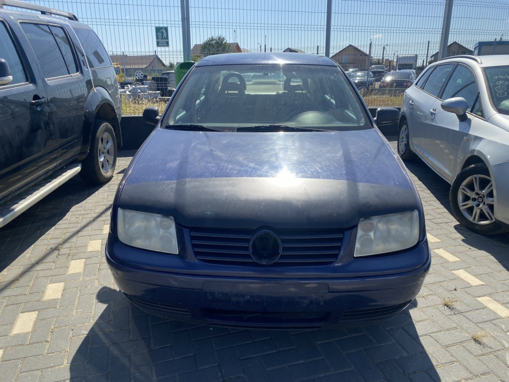 Dezmembrez piese caroserie, motor, cutie viteze, suspensie VW Bora (1J2) 1.6 16v benz 2001, AZD