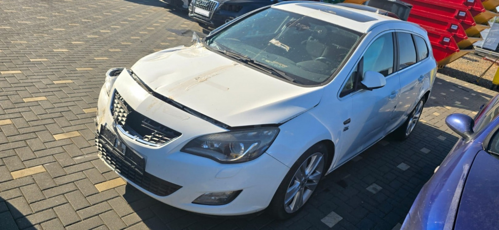 Dezmembrez piese caroserie, motor, cutie viteze, suspensie, Opel Astra J Combi, 2.0 CDTI, A20DTH.