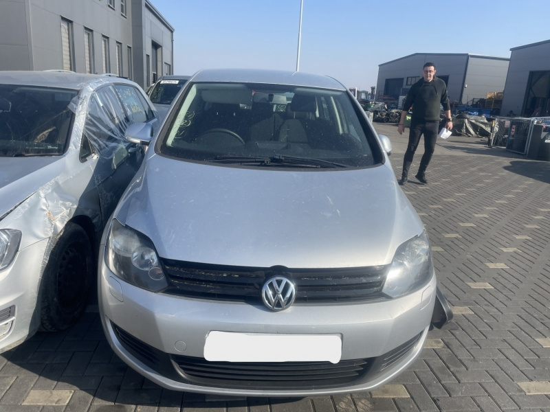 Dezmembrez piese caroserie, motor, cutie viteze, suspensie Volkswagen Golf 6 Plus 1.6 TDI, CAYC.