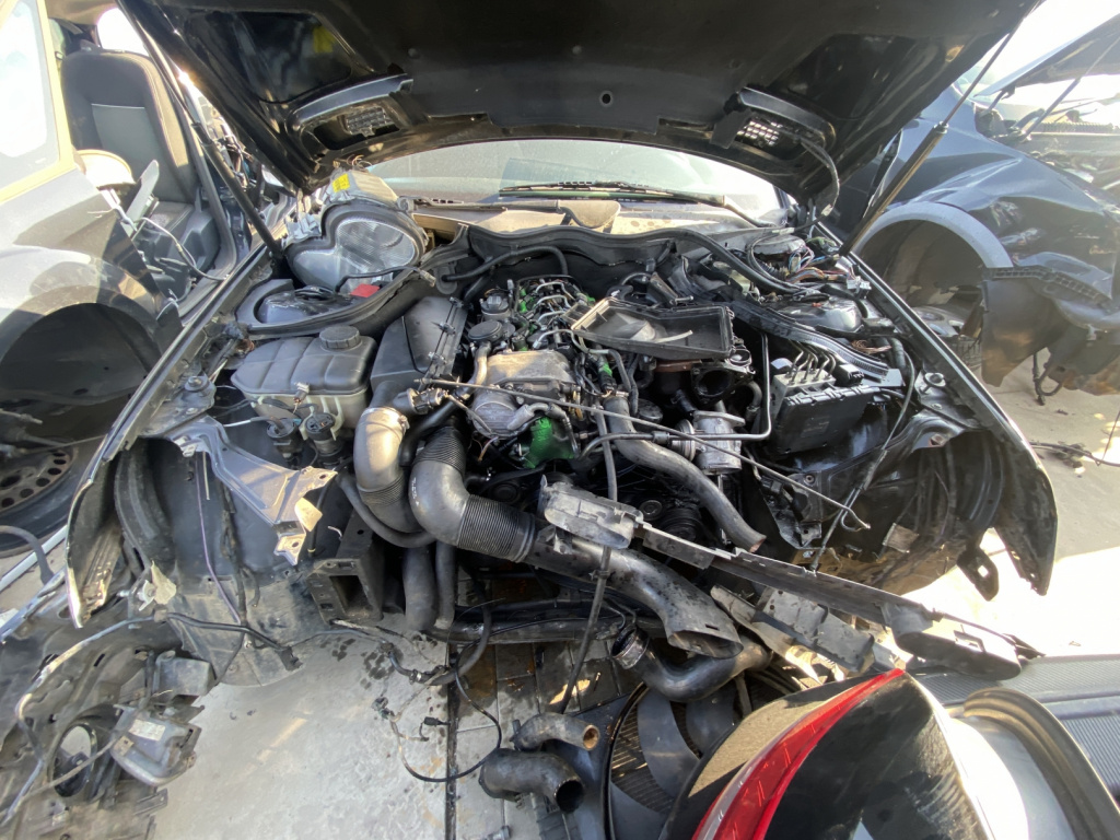 Dezmembrez piese caroserie, motor, cutie viteze, suspensie Mercedes Clasa C (W203) 2.2 CDI 200, OM611962