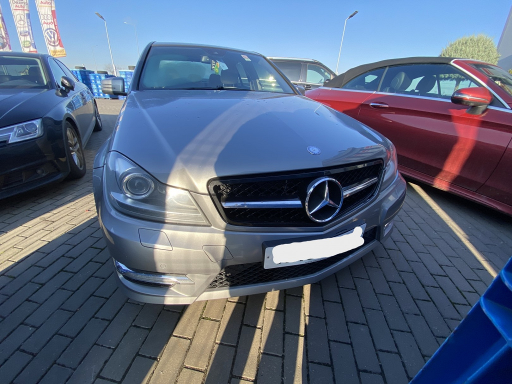 Dezmembrez piese caroserie, motor, cutie viteze, suspensie Mercedes Clasa C (W204) facelift 2.2 CDI 2011, OM651911