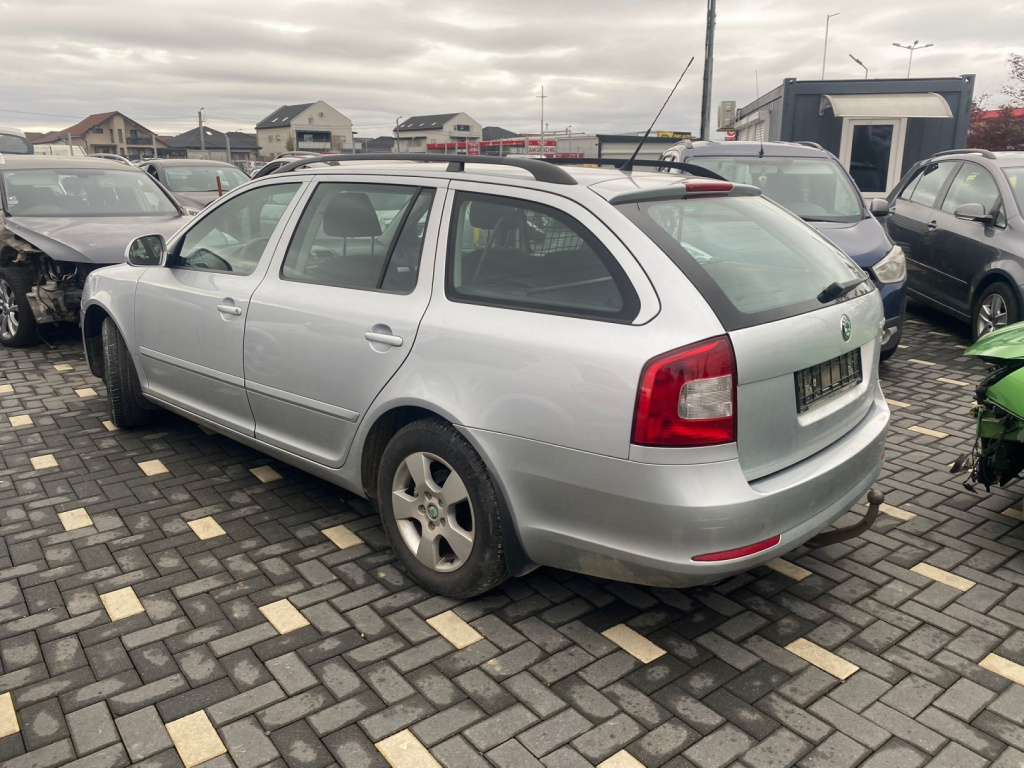 Dezmembrez piese caroserie, motor, cutie viteze, suspensie Skoda Octavia 2 Combi (1Z5) 1.6 TDI 2010, CAYC