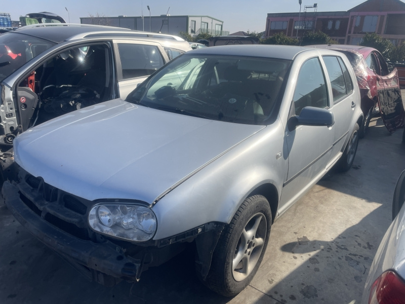 Dezmembrez piese caroserie, motor, cutie viteze, suspensie Volkswagen Golf 4 (1J1) 1.4 benz, AXP.