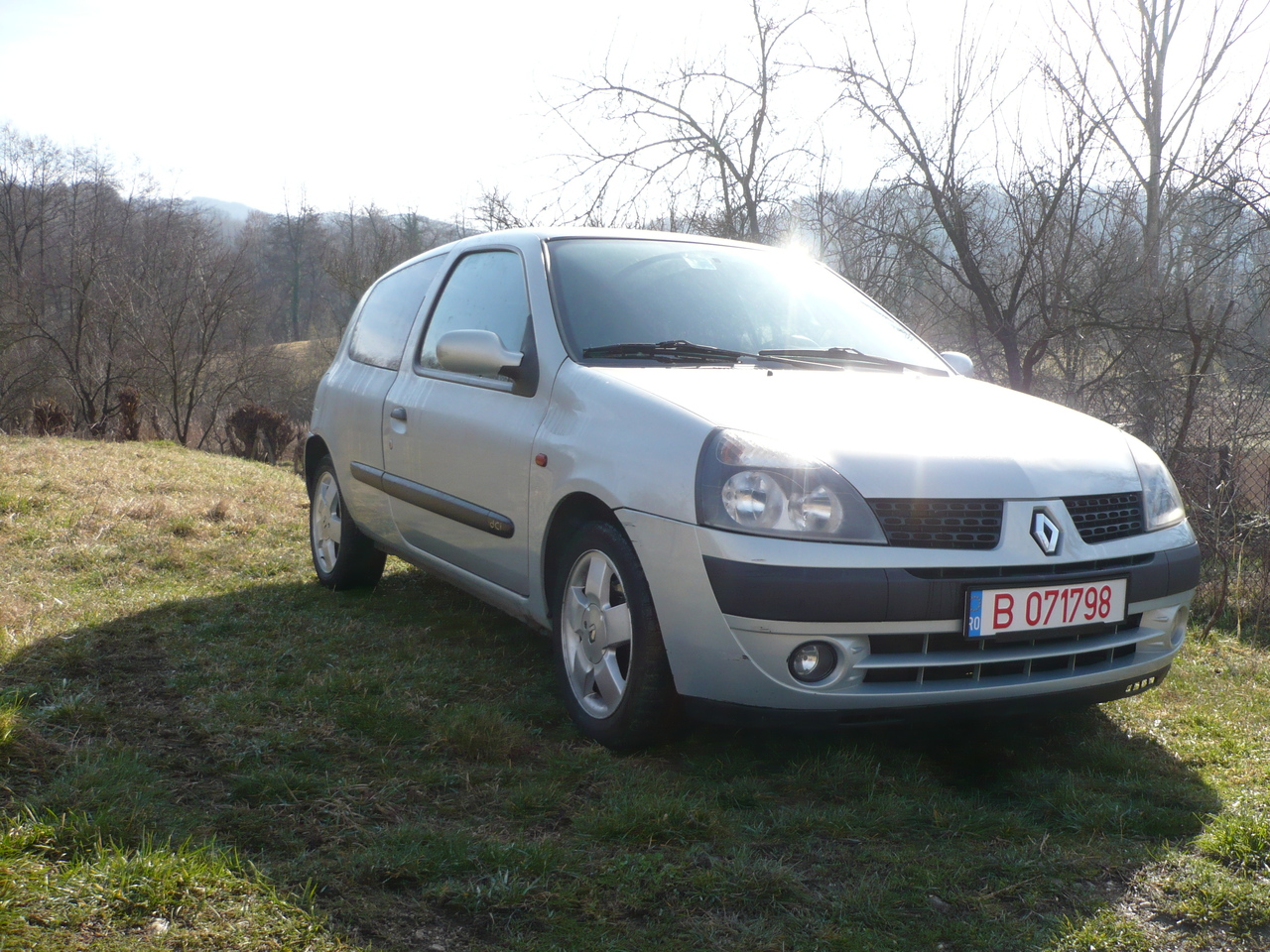 Dezmembrez,Piese Renault Clio 2 Hatchback 2 usi  1.5 dci euro 3 Gri Metalizat