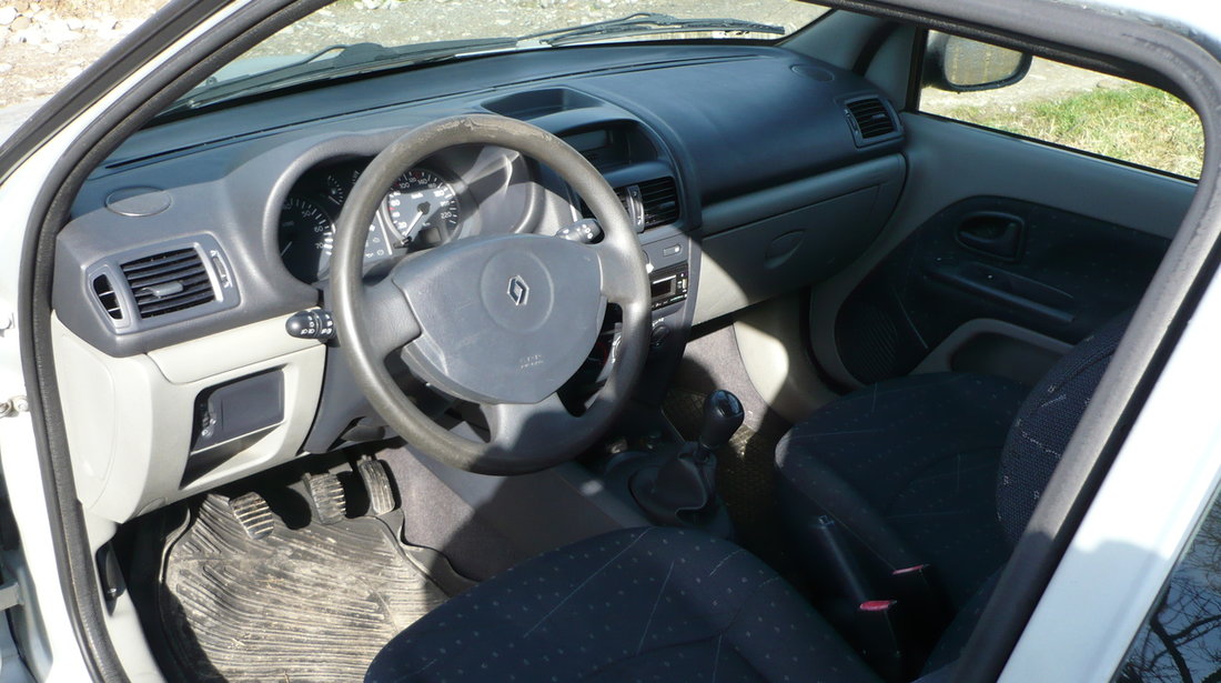 Dezmembrez,Piese Renault Clio 2 Hatchback 2 usi  1.5 dci euro 3 Gri Metalizat