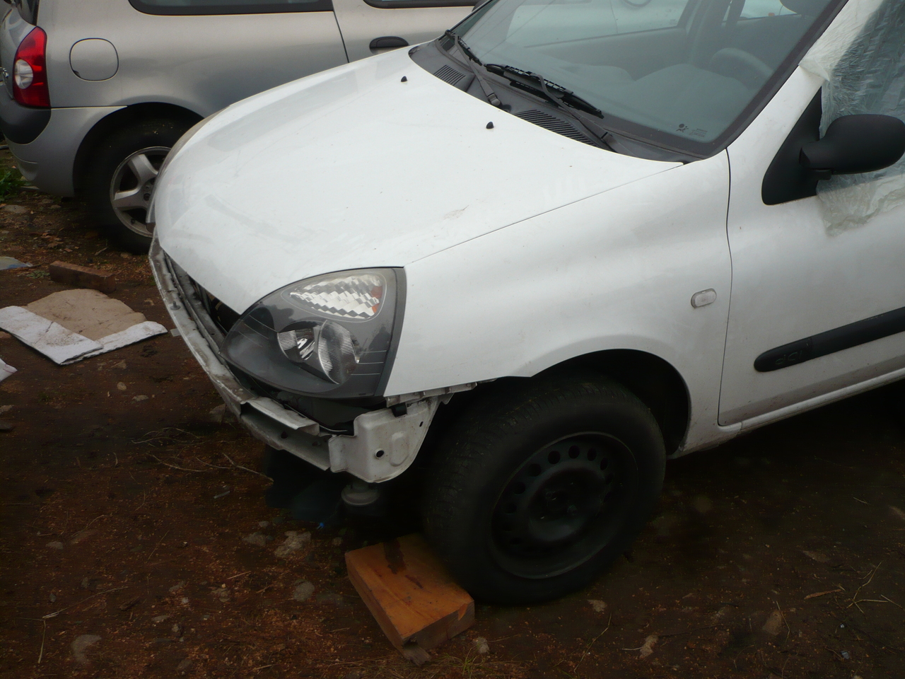 Dezmembrez,Piese Renault Clio 2 hatchback Alb 4 usi 1.5 dci