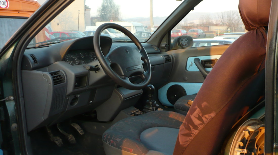 Dezmembrez Renault Clio 1.2L 2/ 4 usi 1991 1999 motor 1 2 L