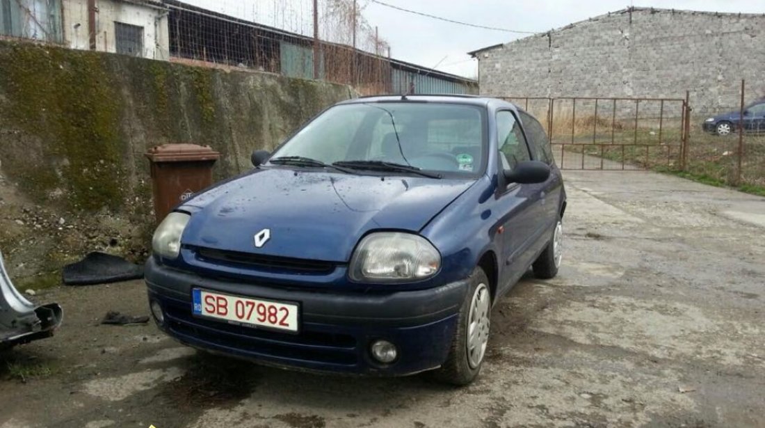 Dezmembrez Renault Clio 1 4 benzina 2001