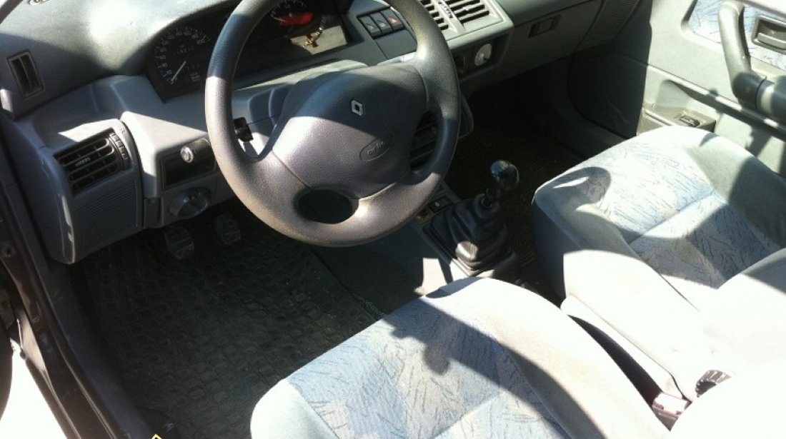 DEZMEMBREZ RENAULT CLIO 1 4I AN 1996