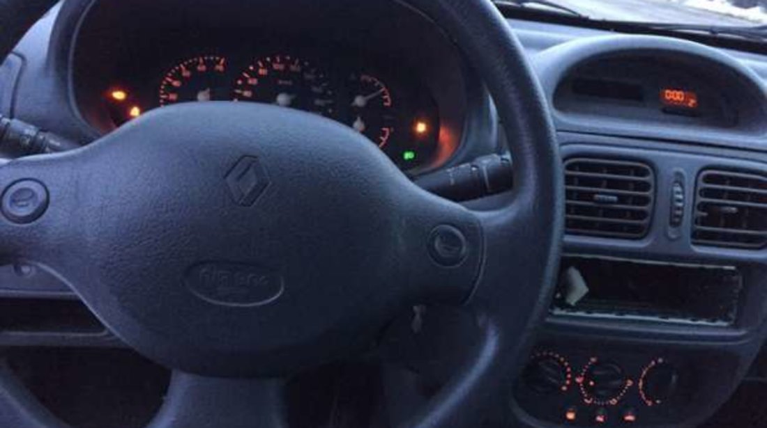 Dezmembrez Renault Clio 2 1.4 benzina 8 V Albastru Metalizat