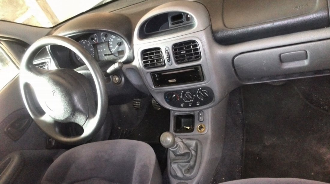Dezmembrez Renault Clio II 2 1.4 Benzina MPI 2002 2003 2004 2005 5 usi volan stanga 55kw 75cai