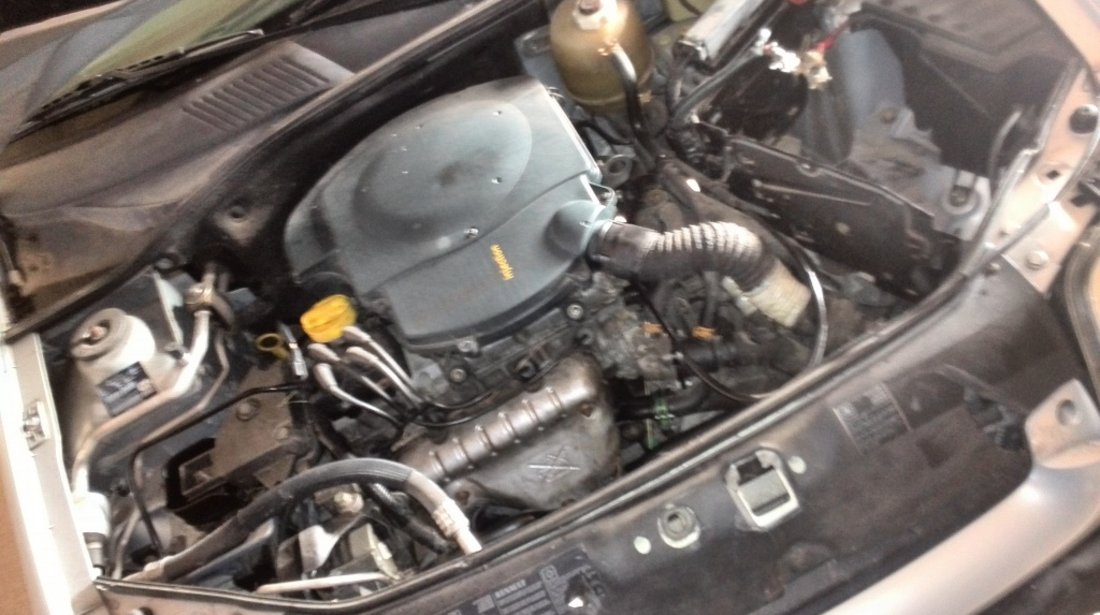 Dezmembrez Renault Clio II 2 1.4 Benzina MPI 2002 2003 2004 2005 5 usi volan stanga 55kw 75cai