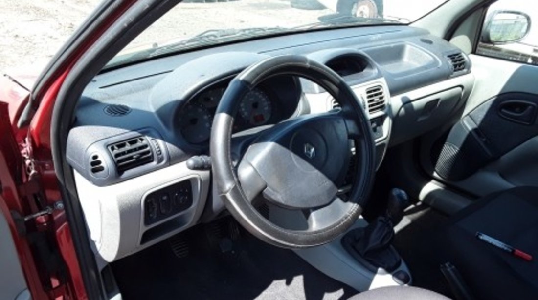 Dezmembrez Renault Clio II