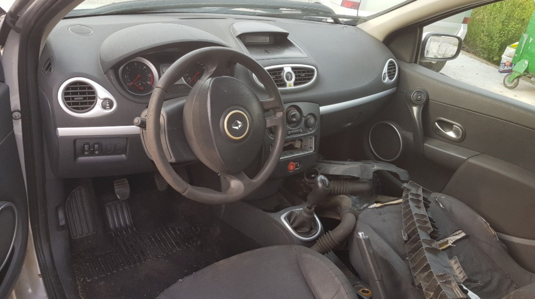 Dezmembrez Renault Clio III 1.5 dci k9k-t7 86 cai euro 4