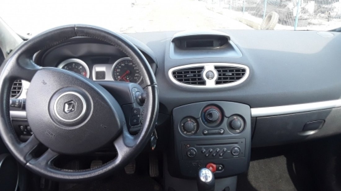 Dezmembrez Renault Clio III, an 2006, motorizare 1.5 DCI