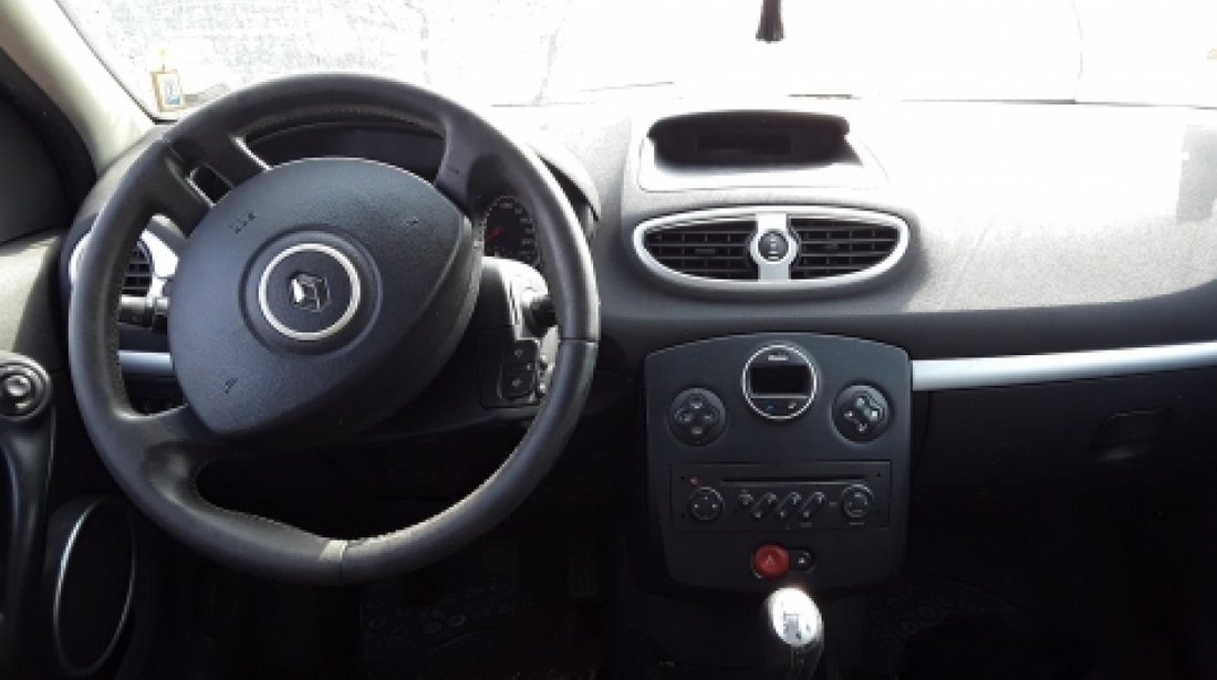 Dezmembrez Renault Clio III, an 2007, motorizare 1.5 DCI