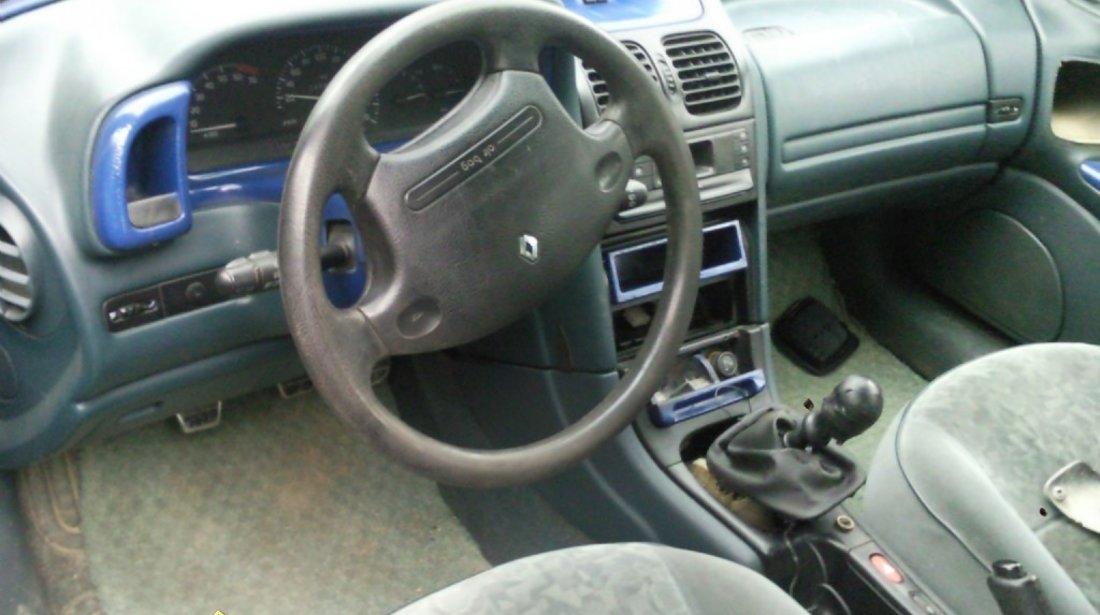Dezmembrez Renault Laguna 1 1 8i