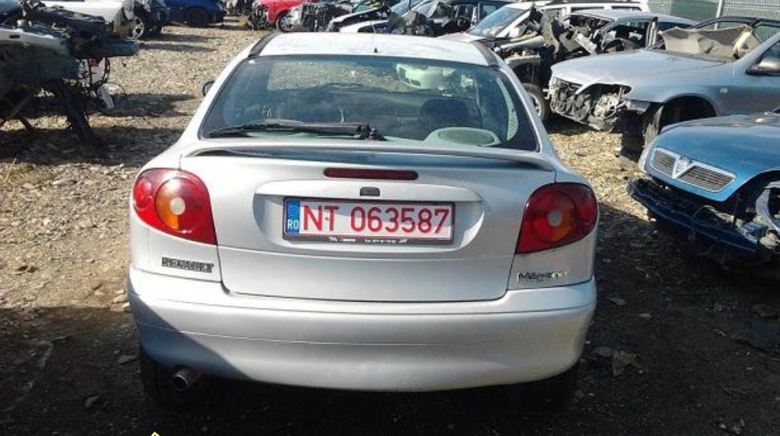 Dezmembrez Renault Megane coupe 1 9dci An 2000