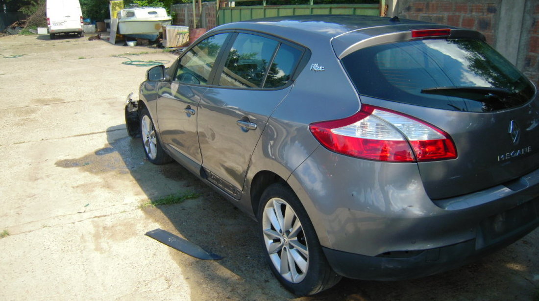 Dezmembrez RENAULT MEGANE III 2010 hatchback