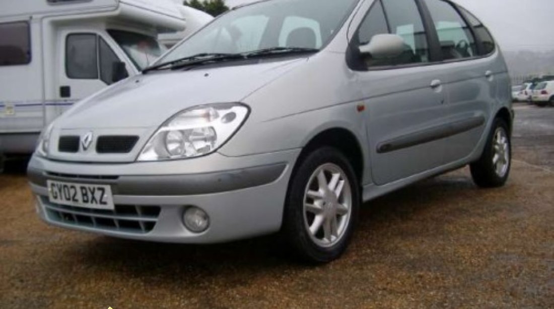 Dezmembrez Renault Scenic 2 0 benzina 2002 far