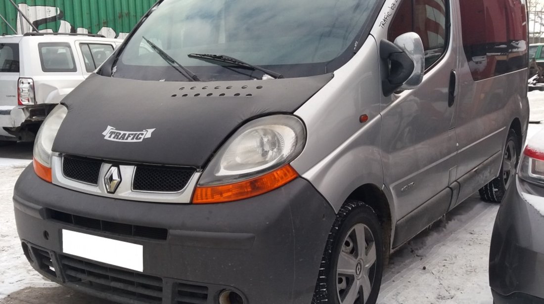 Dezmembrez Renault Trafic II an fabr. 2003, 2.5 DCi, 8+1 locuri