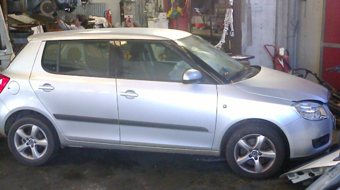 Dezmembrez Skoda Fabia 2010