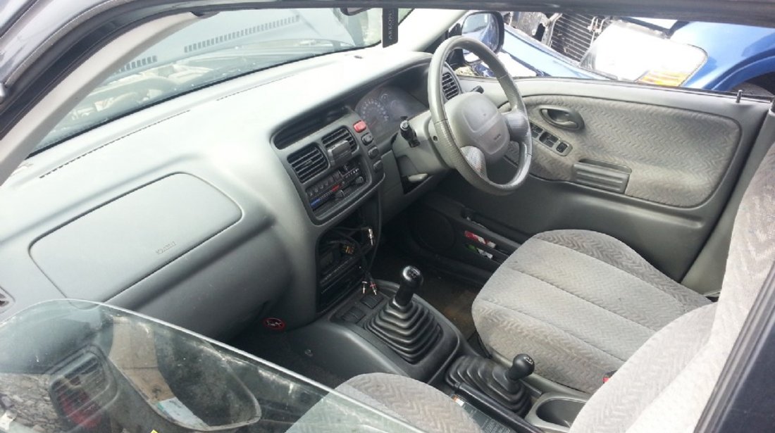 Dezmembrez Suzuki Grand Vitara 2 0 i din 2002