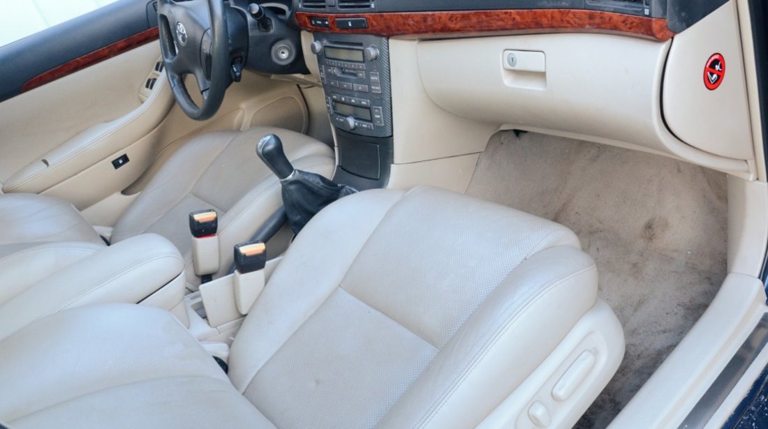 Dezmembrez Toyota Avensis T25 Volan ST 2005 Interior piele crem Motor 2.0 116cp Xenon Limuzina Culoare albastr