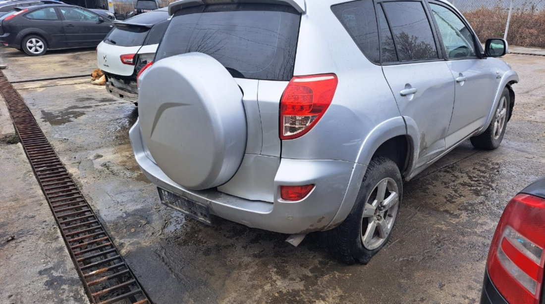 Dezmembrez Toyota Rav 4 2.2 diesel 2Ad 177 Cai tractiune integrala 2007 220.000 KM