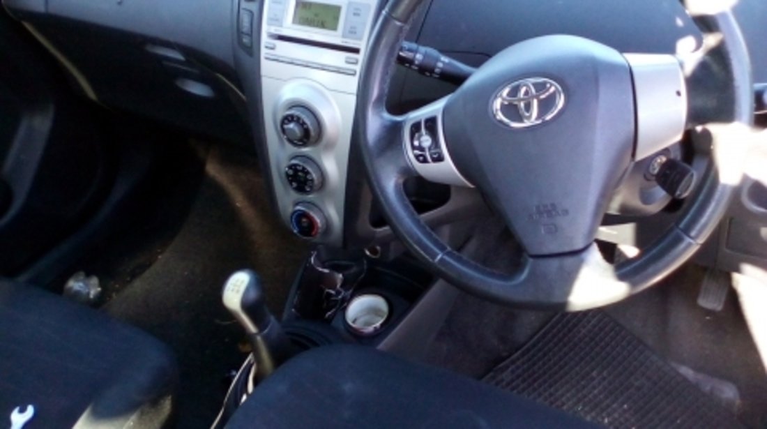 Dezmembrez Toyota Yaris ,an 2007