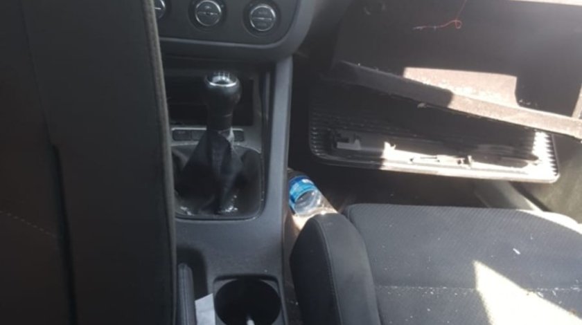 dezmembrez volkswagen golf v motor 1.6 fsi benzina tip motor BAG ,motor,cutie viteze,fuzete fata,