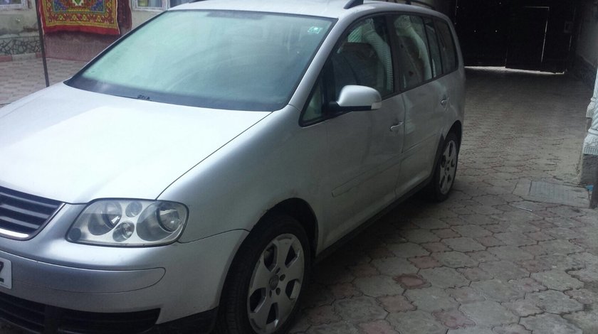 Dezmembrez Volkswagen Touran an 2006 motor 1.9 tdi