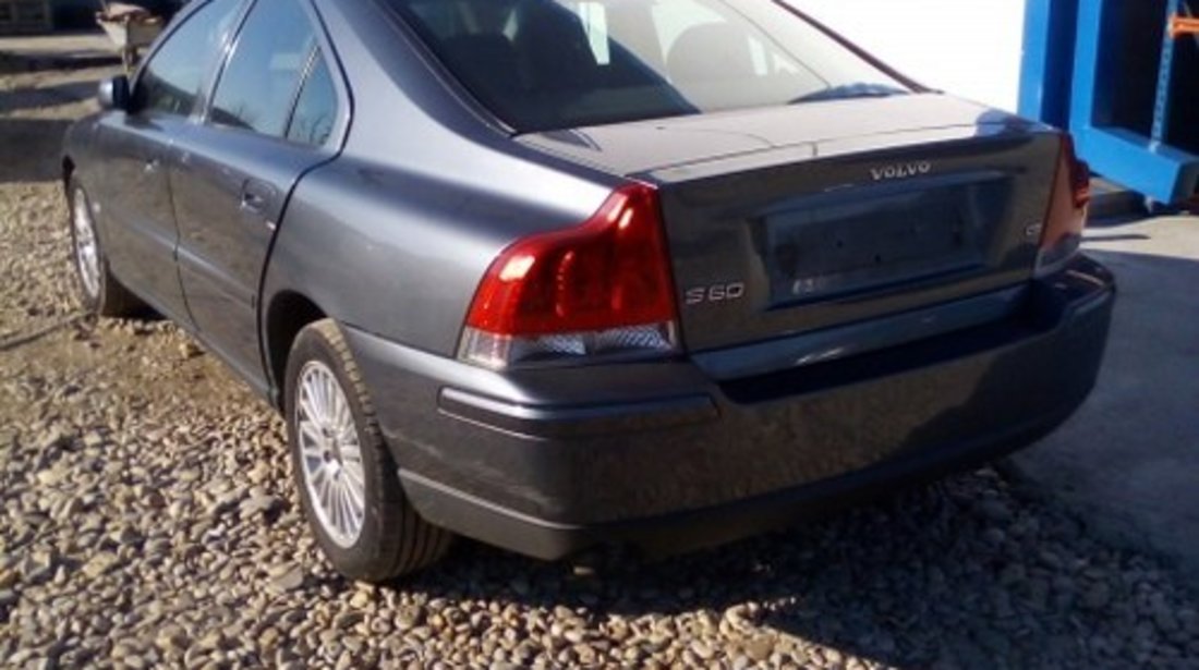 Dezmembrez Volvo S60 ,an 2005