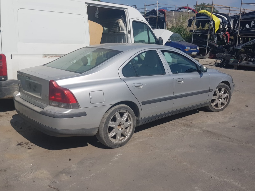 Dezmembrez Volvo S60, an fabricare 2004 , 2.4 D5
