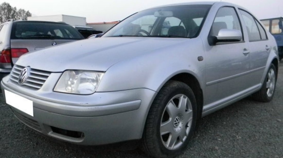 Dezmembrez VW Bora 1.6i 16V sedan, an 2002