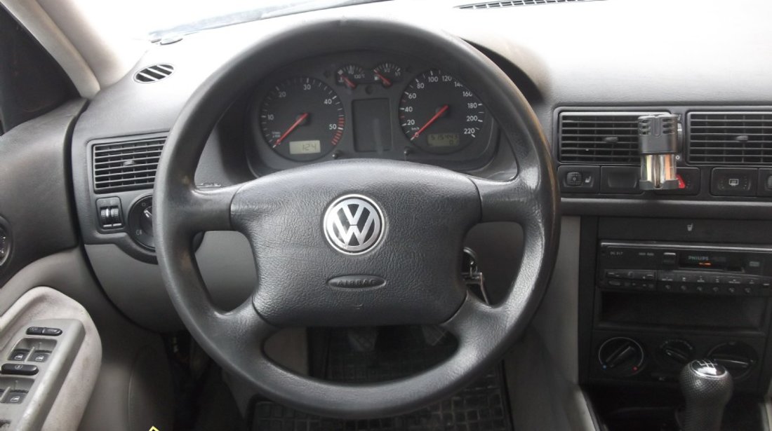 Dezmembrez vw golf 4