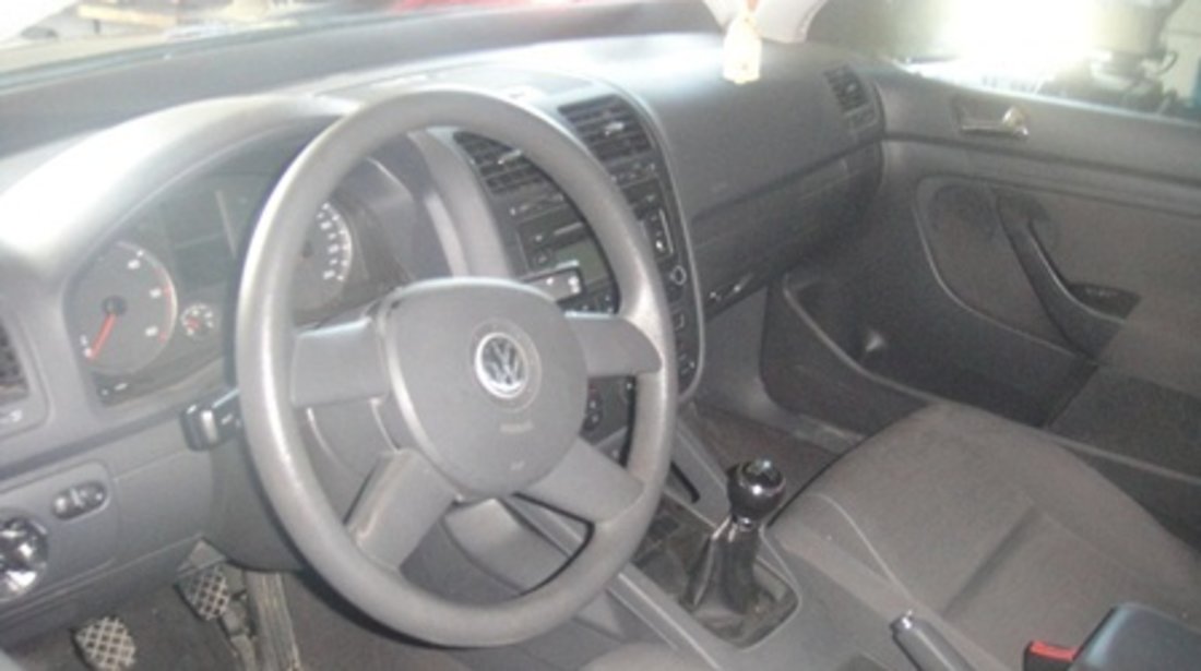 Dezmembrez VW GOLF 5