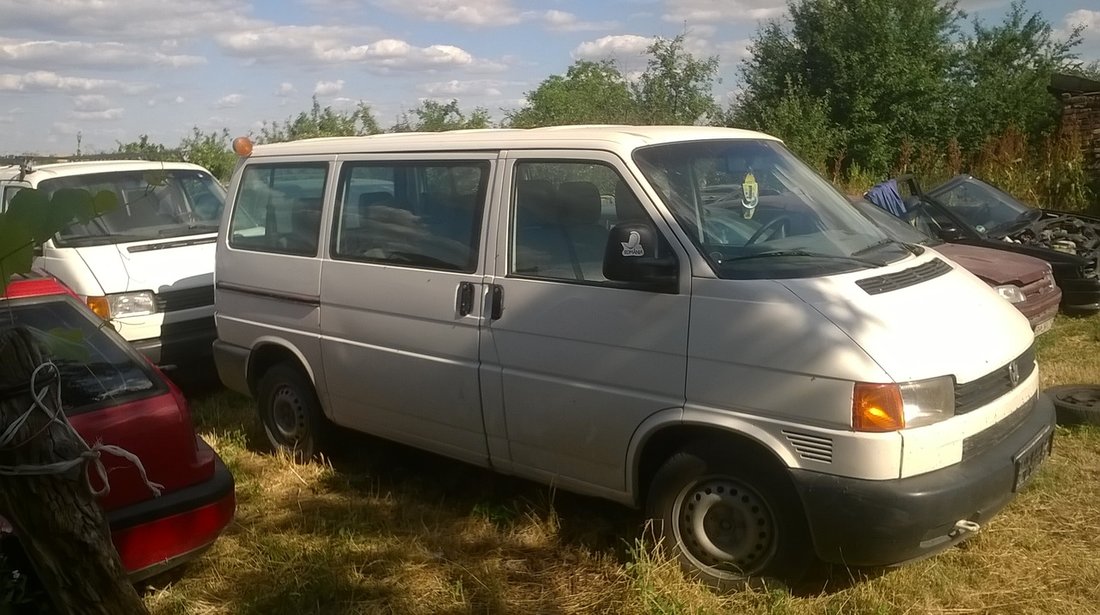 Dezmembrez VW T4 motor 2,5 tdi 88 cp, an 2003, orice piesa...