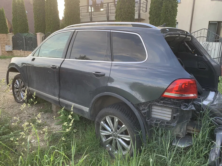 Dezmembrez Vw Touareg 7P 3.0 tdi CRC 245 cai cod culoare LG7W