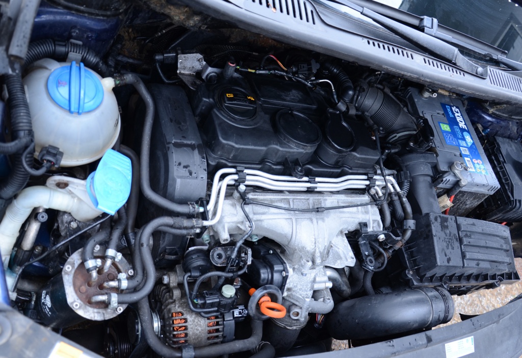 Dezmembrez VW Touran 2.0 TDI BMN 125KW 170CP 2007 volan stanga europa Albastru indigo Injectoare turbo